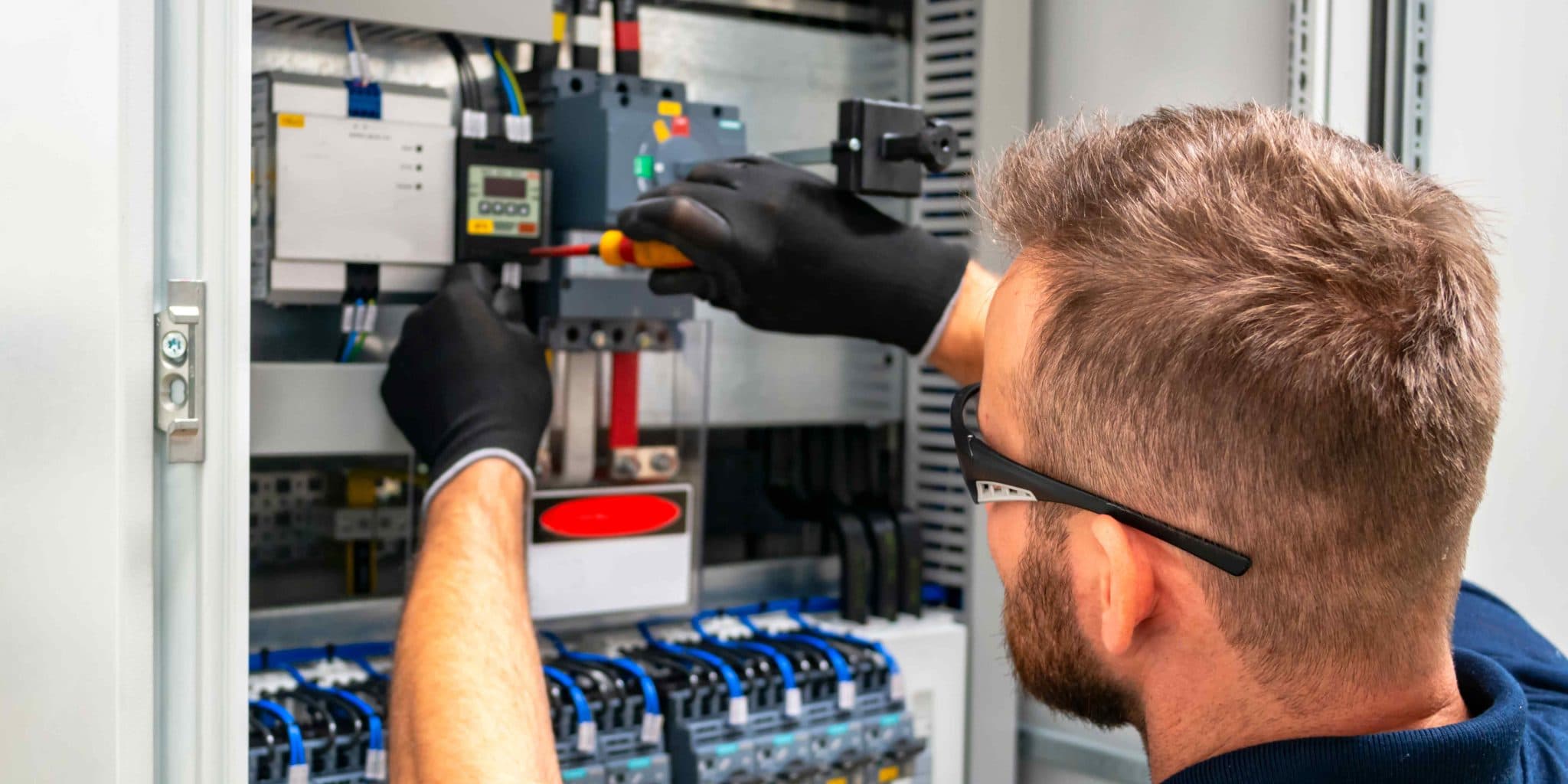 Wann ist eine außerordentliche Prüfung ortsfester elektrischer Anlagen notwendig?