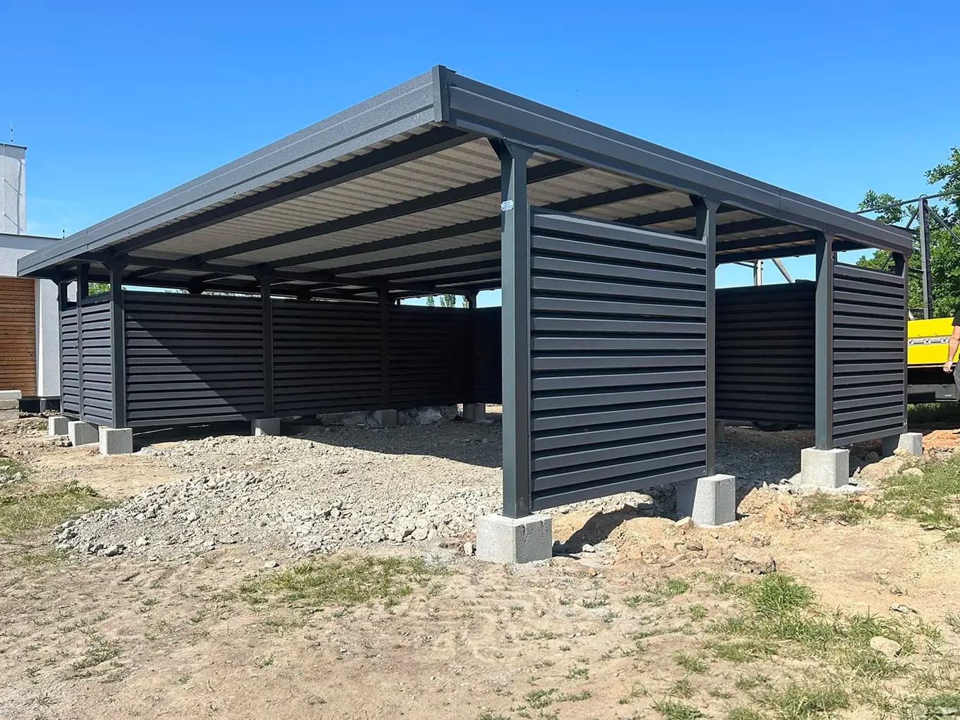 Terrassenüberdachung aus Alu mit LED-Beleuchtung: Stilvoll und funktional