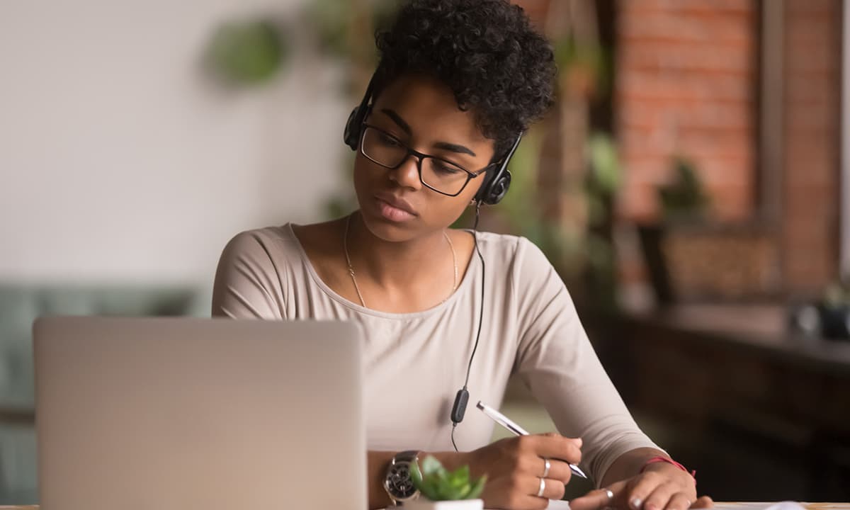 Blockierende Gedanken loslassen durch Online Coaching