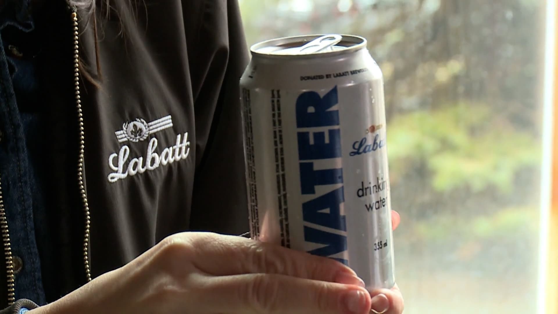 NEA Water: Plastikfreies Dosen Wasser und Engagement für Korallenriffe