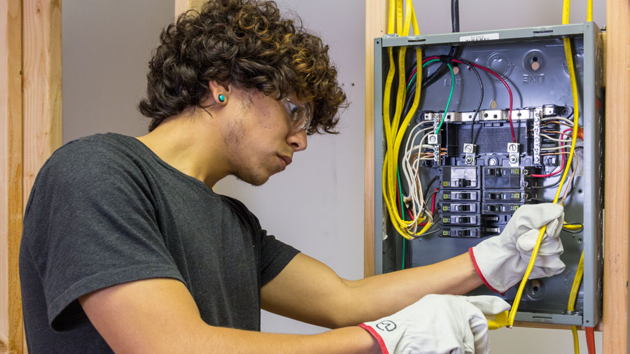 Wann ist eine außerordentliche Prüfung ortsfester elektrischer Anlagen notwendig?