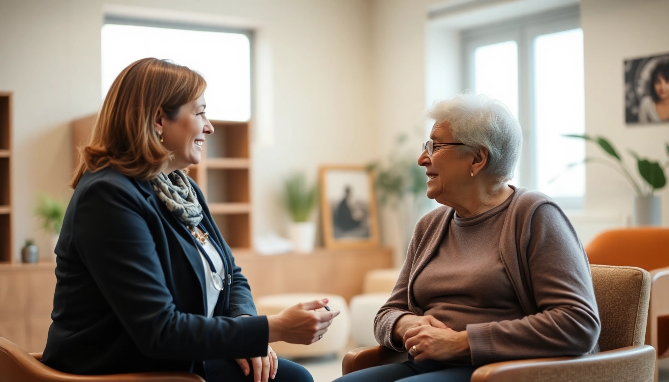 Professionelle Pflegeberatung in Köln: Eine Beraterin im Gespräch mit einer Seniorin über Pflegeoptionen.